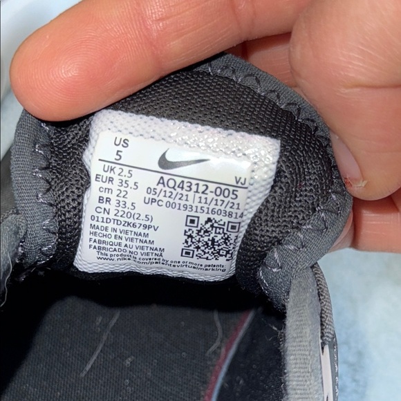 Nike women’s Black and Tan Sneakers - Picture 5 of 5